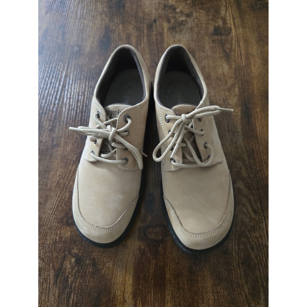 Women's Easy Spirit low top Size 8 Tan Suede lace up Sneakers